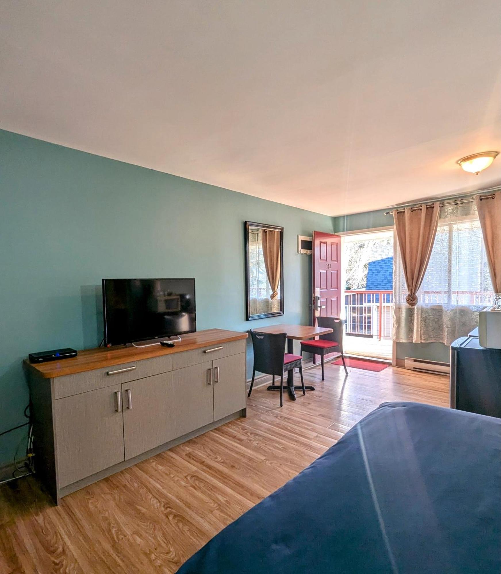 Motel Des Pentes Et Suites Saint-Sauveur Екстер'єр фото