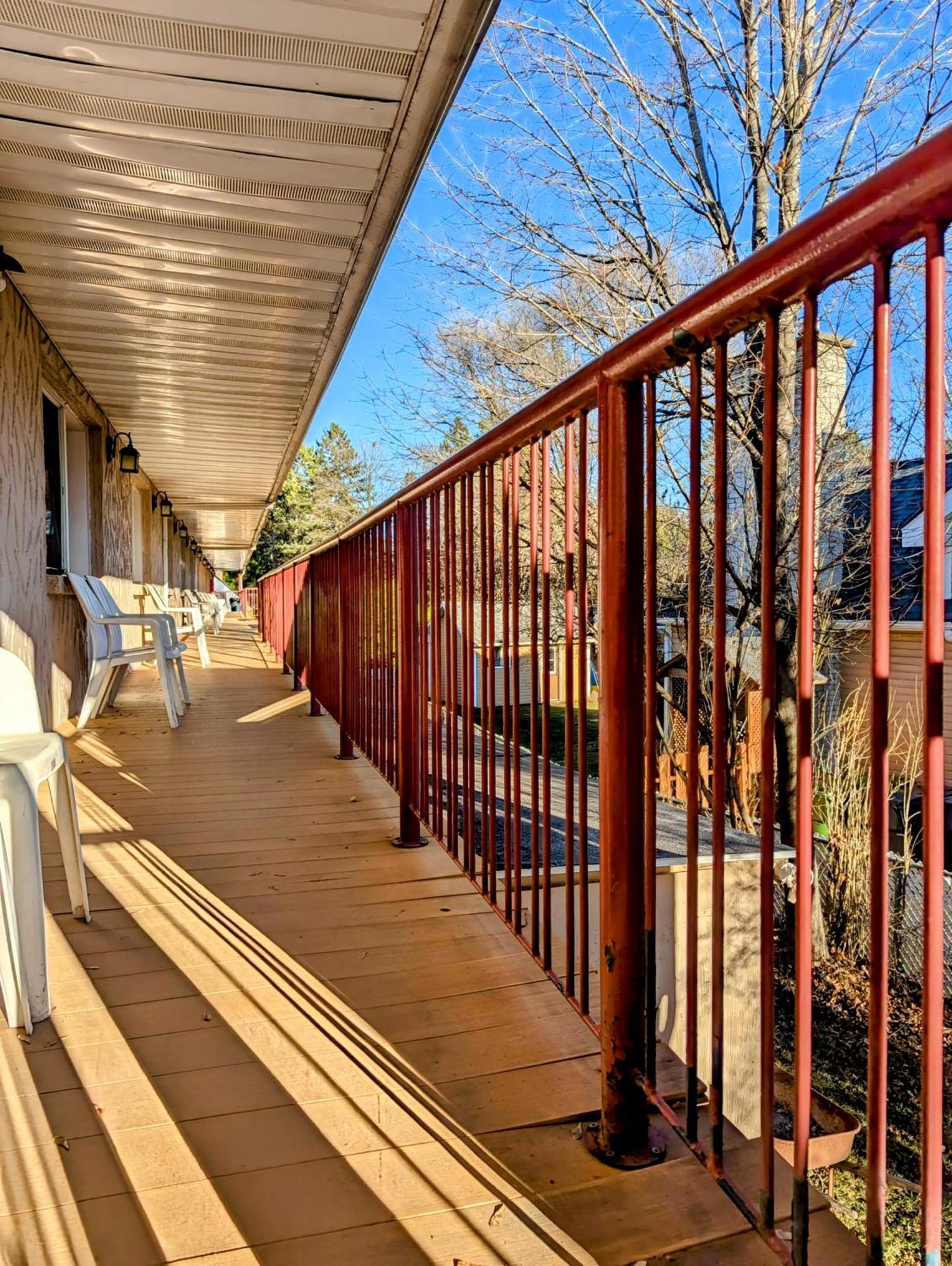 Motel Des Pentes Et Suites Saint-Sauveur Екстер'єр фото