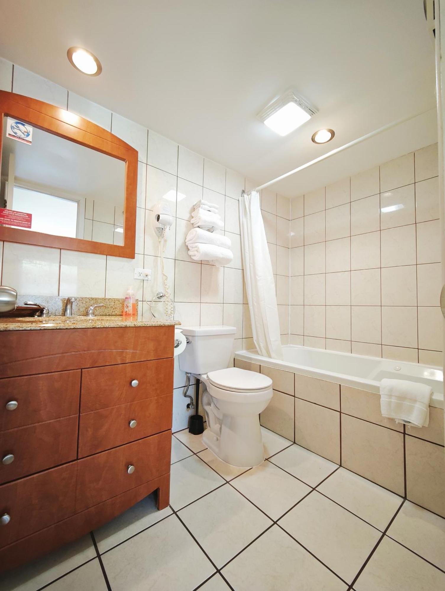 Motel Des Pentes Et Suites Saint-Sauveur Екстер'єр фото