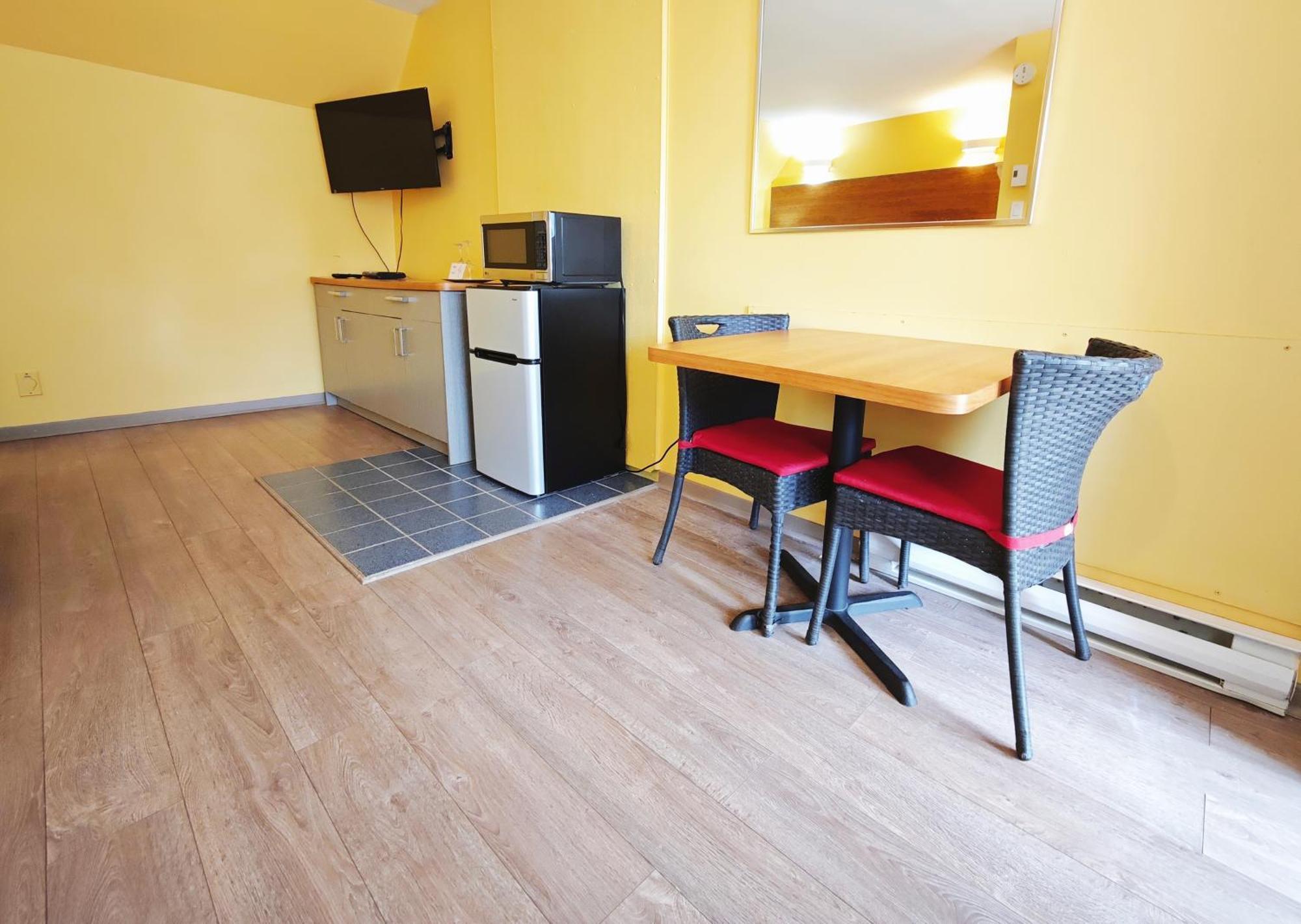 Motel Des Pentes Et Suites Saint-Sauveur Екстер'єр фото