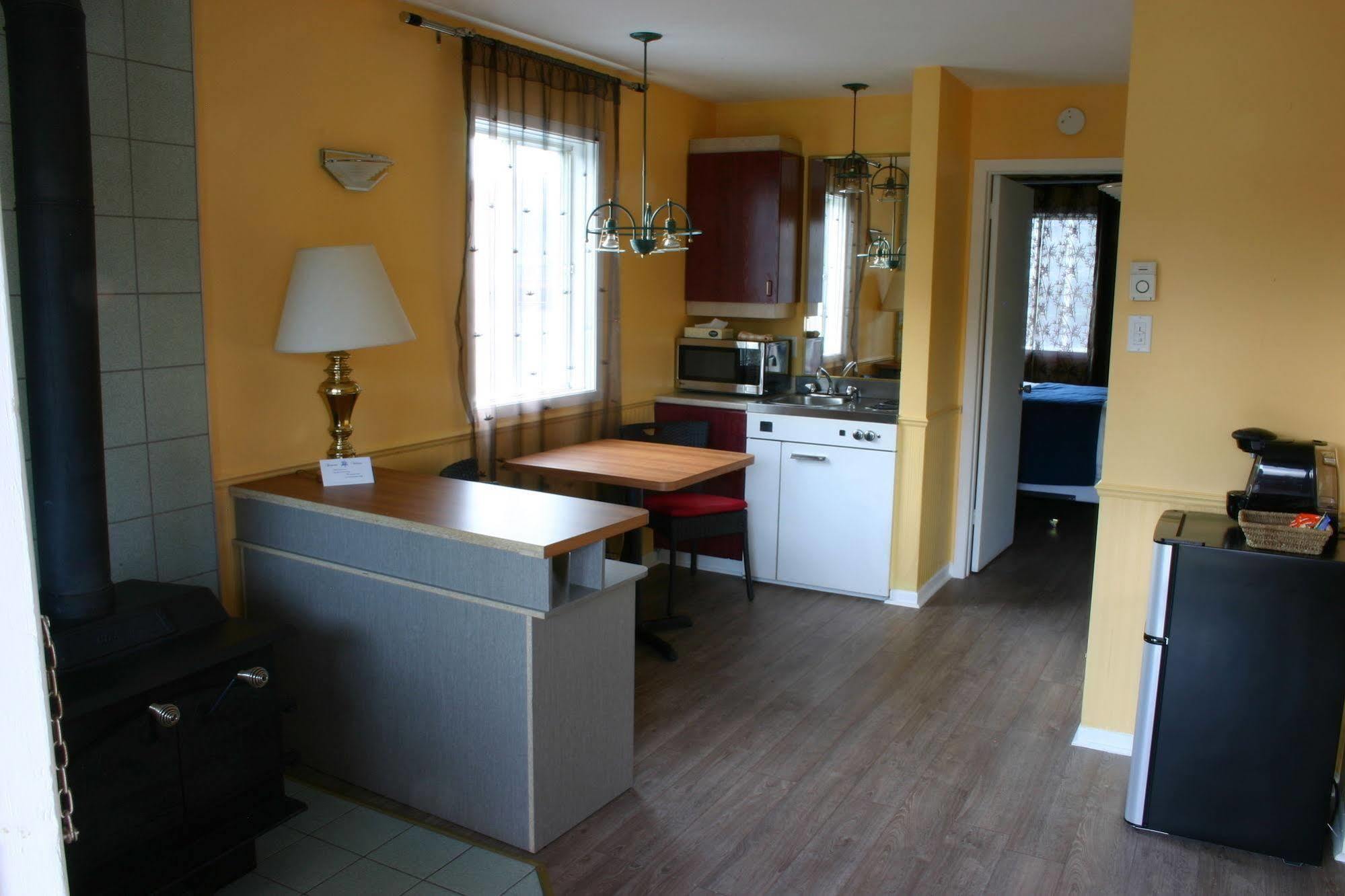 Motel Des Pentes Et Suites Saint-Sauveur Екстер'єр фото